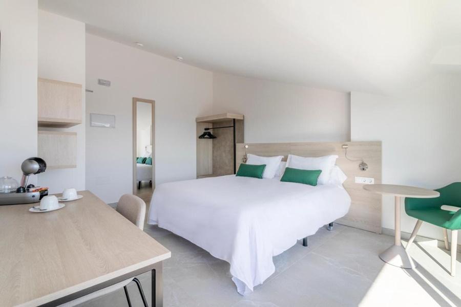 Halley Hotel & Apartments Affiliated By Melia Бенидорм Екстериор снимка